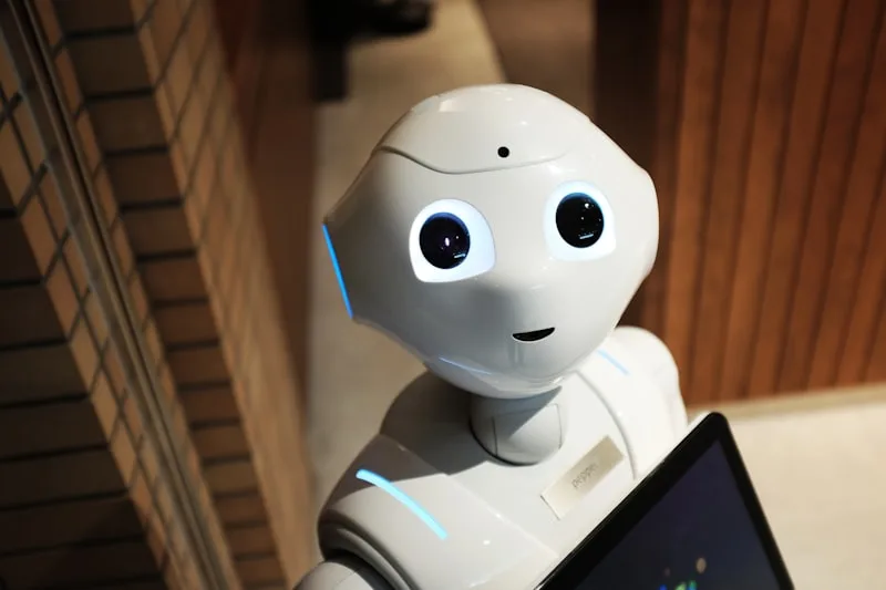Robot futuriste symbolisant l'automatisation intelligente du service client