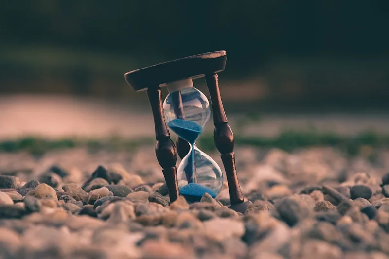 Montre au poignet symbolisant le temps de réponse à un prospect — la fenêtre des 5 minutes en 2026