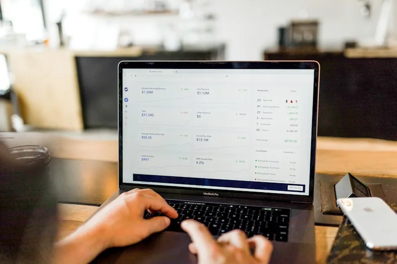 Professionnel répondant aux avis Google clients sur son ordinateur