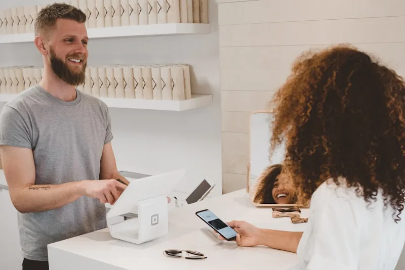 Artisan comparant le coût d'une secrétaire indépendante avec un bot IA WhatsApp — calcul ROI 2026