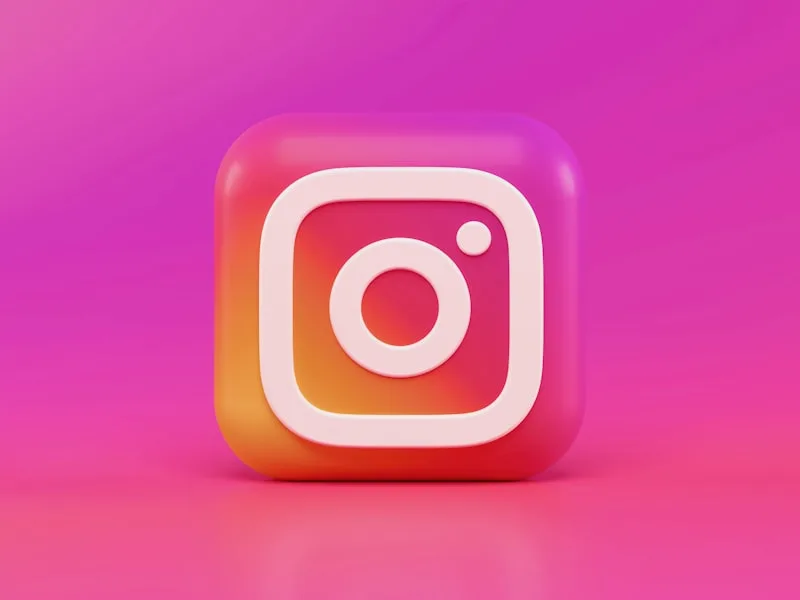 Messagerie Instagram pour entreprise affichée sur un smartphone professionnel — transformer les DM en canal de vente en 2026