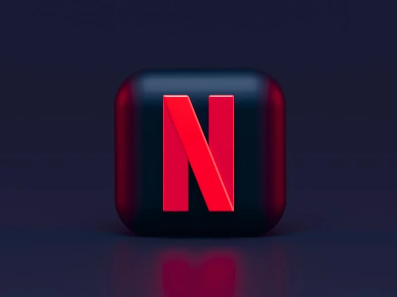 Smartphone affichant l'application WhatsApp avec interface verte