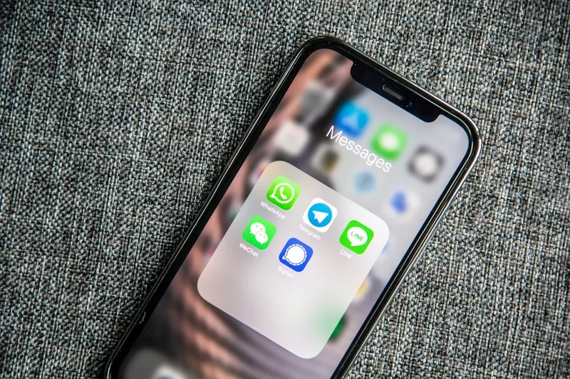 Artisan gérant son service client WhatsApp sur smartphone — guide sans API ni développeur 2026